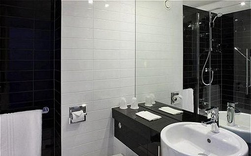 HIE Colchester Ensuite bathroom